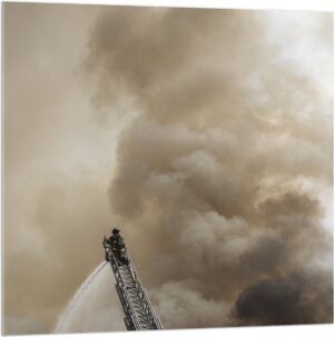 Acrylglas - Brandweerman in Actie bij Grote Rookwolk - 100x100 cm Foto op Acrylglas (Met Ophangsysteem)