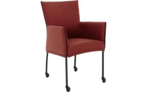Goossens Eetkamerstoel Funk Zwarte Poten rood leer met armleuning en met wielenZwart skater wiel met zwarte kap, modern design