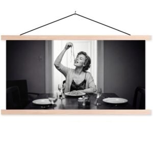 Posterhanger incl. Poster 60x30 cm - Schoolplaat - Vrouw - Spaghetti - Zwart - Wit - Textielposter - Blanke latten
