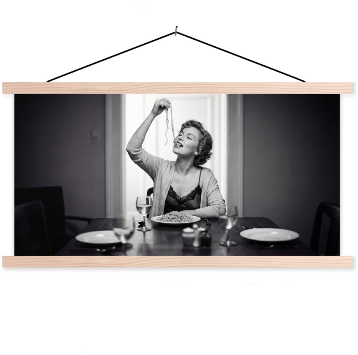 Posterhanger incl. Poster 60x30 cm - Schoolplaat - Vrouw - Spaghetti - Zwart - Wit - Textielposter - Blanke latten