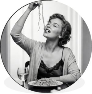 WallCircle - Wandcirkel - Muurcirkel - Vrouw - Spaghetti - Zwart - Wit - Aluminium - Dibond - 120x120 cm - Binnen en Buiten XXL