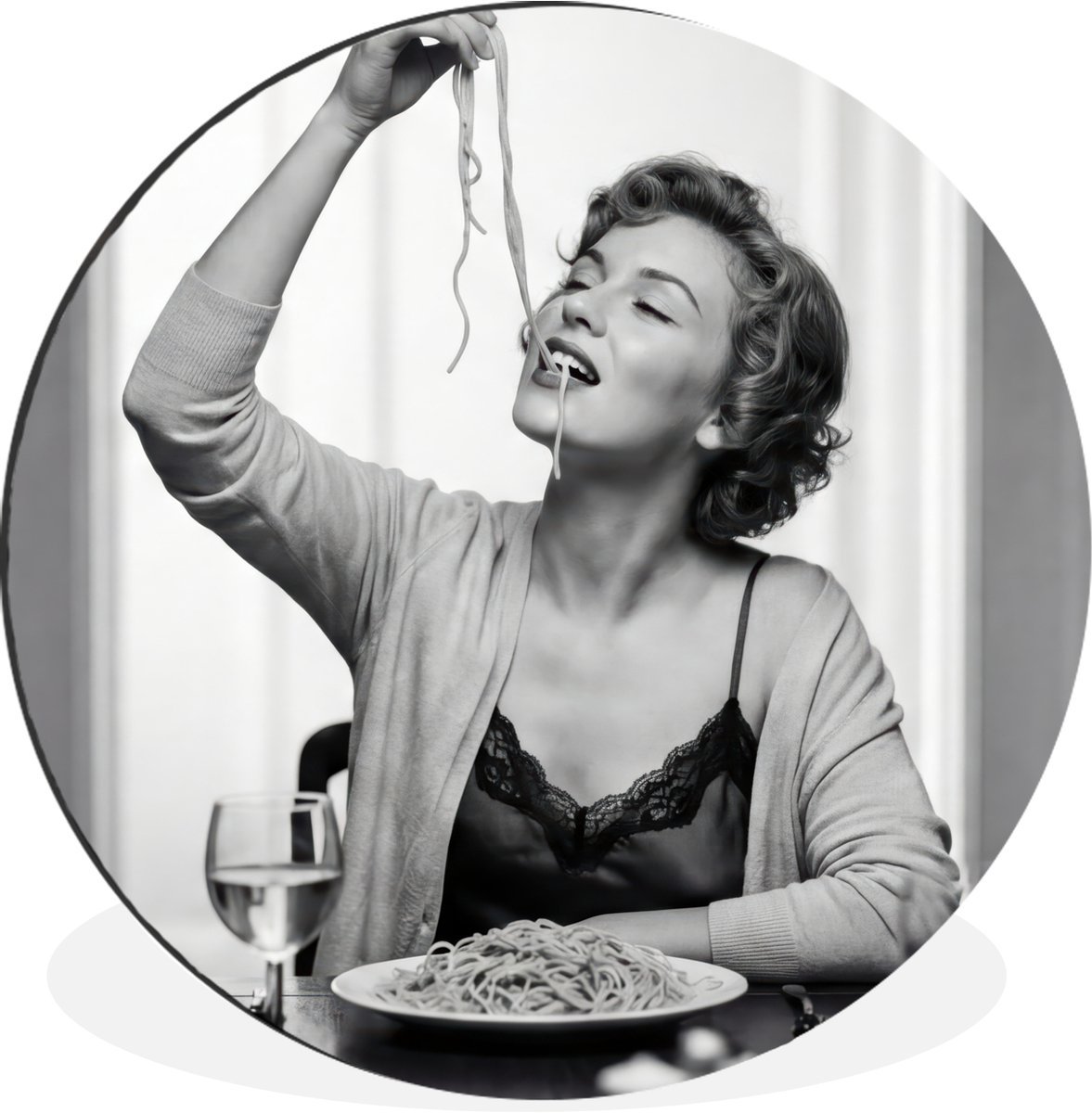 WallCircle - Wandcirkel - Muurcirkel - Vrouw - Spaghetti - Zwart - Wit - Aluminium - Dibond - 120x120 cm - Binnen en Buiten XXL